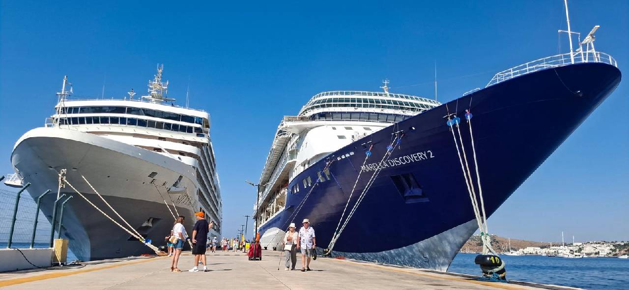 Bodrum Limanı’na turist akını: İki kruvaziyer aynı anda geldi