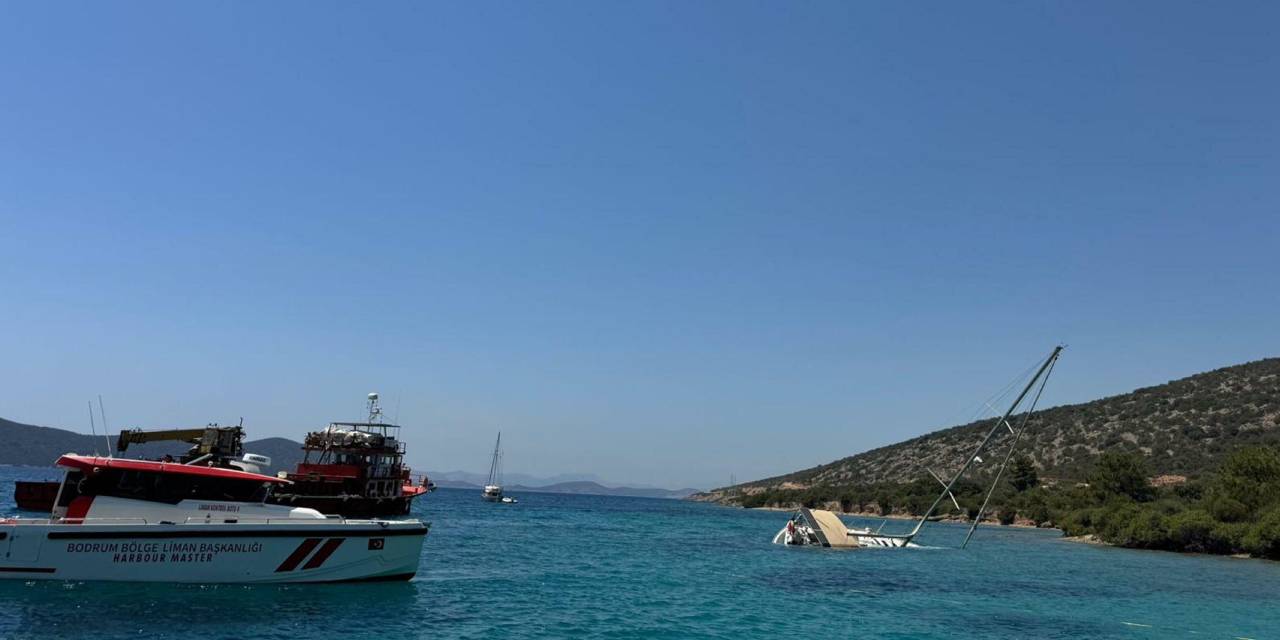 Kayalıklara çarpan tekne karaya oturdu: Kurtarma ekipleri harekete geçti
