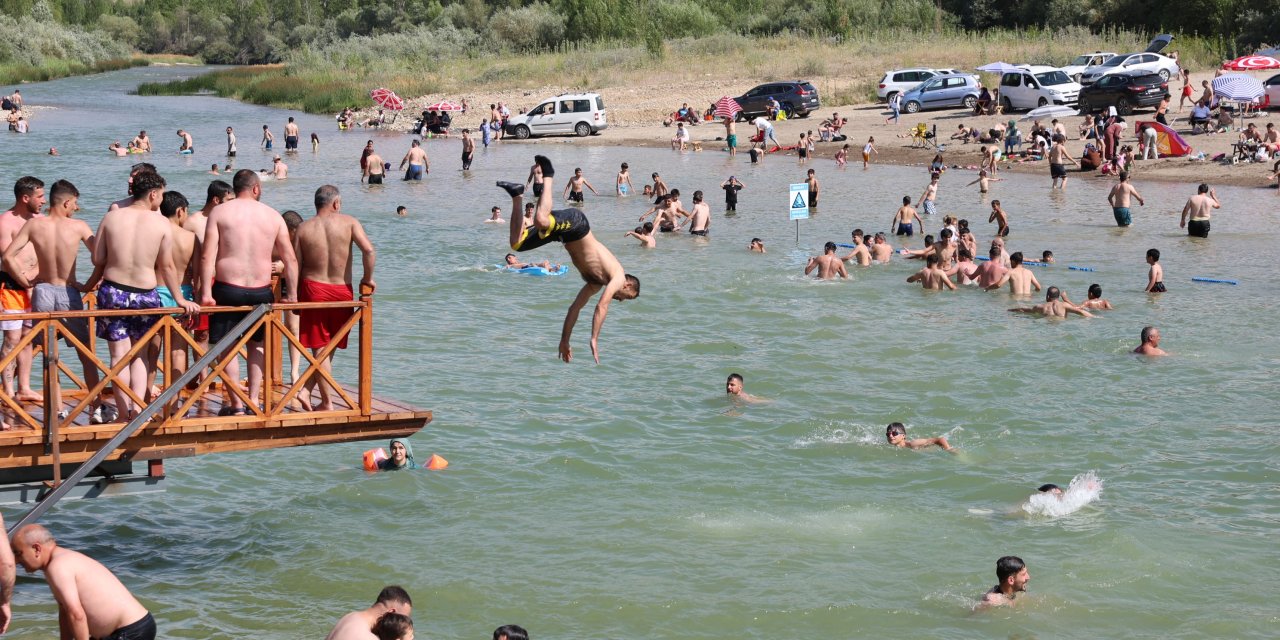 Sıcaktan kaçan Çoruh Nehri'ne koştu