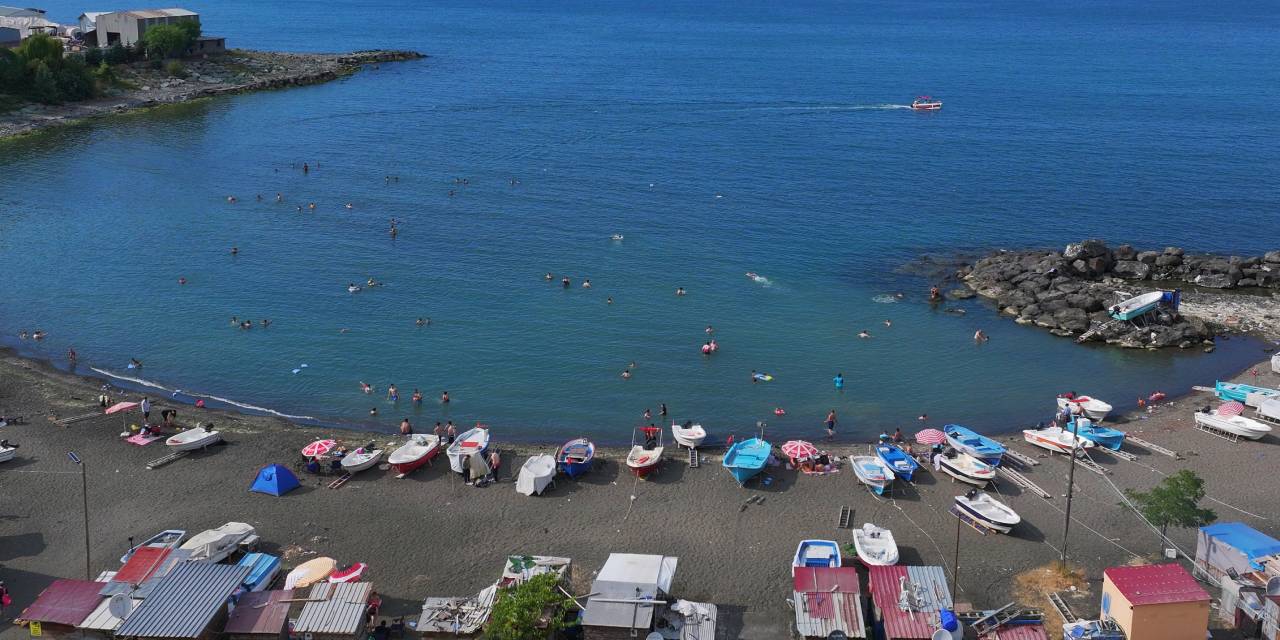 Trabzon'da sıcaktan bunalanlar sahillere akın etti