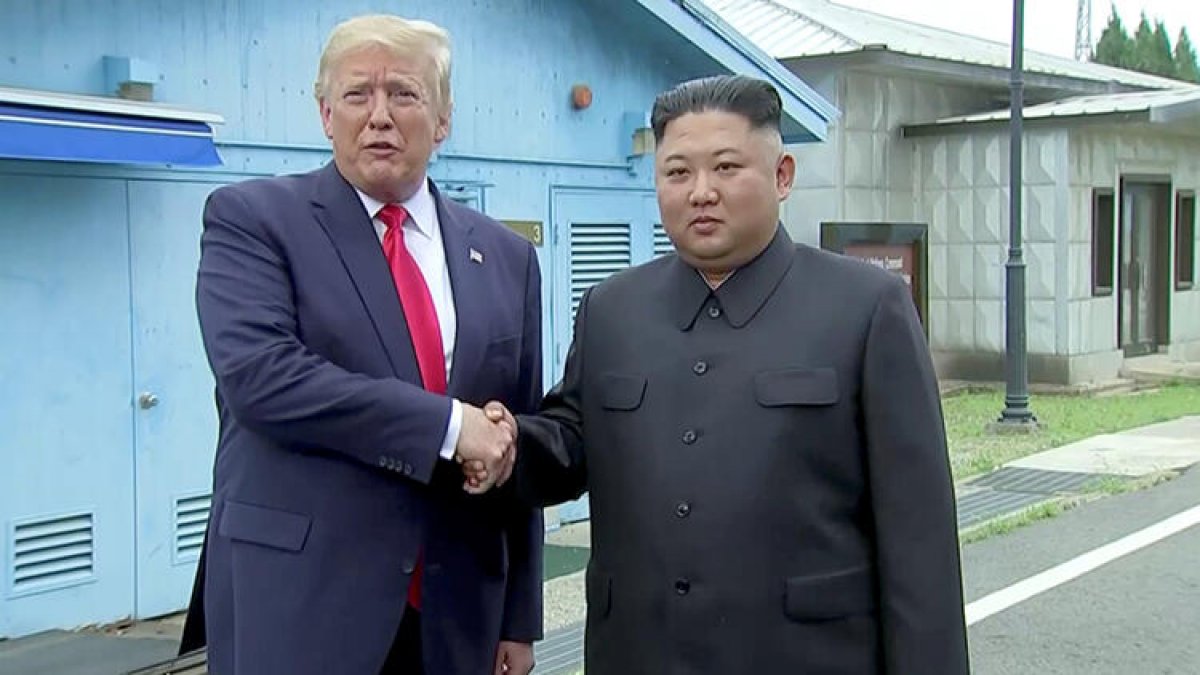 İşte ilk görüntü! Donald Trump Kuzey Kore'ye ayak basan ilk ABD başkanı oldu!