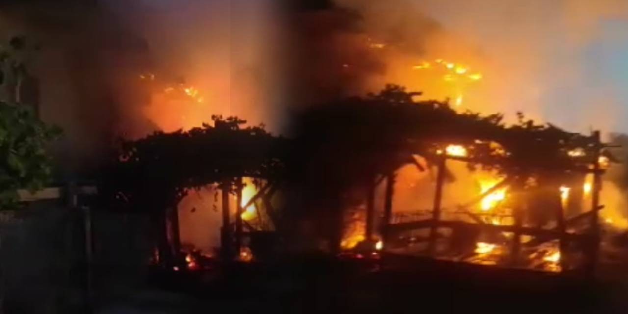 Antalya’da bir ev alevlere teslim oldu!