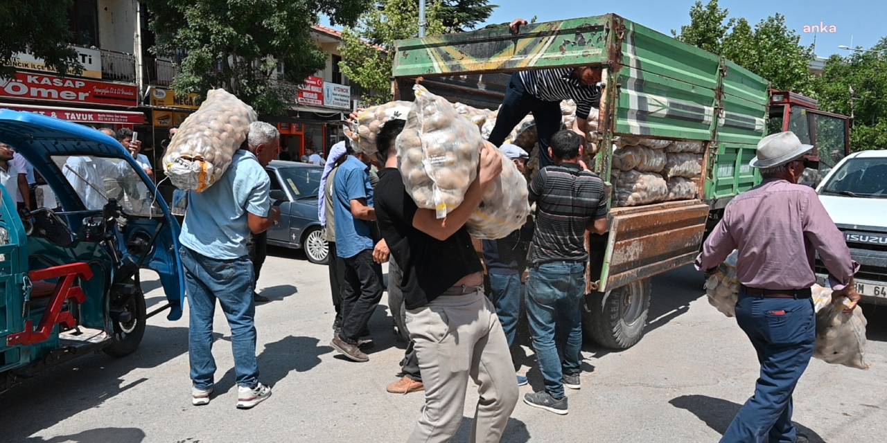 Alan olmayınca çuval çuval dağıttı! Elinde hiçbir şey kalmadı