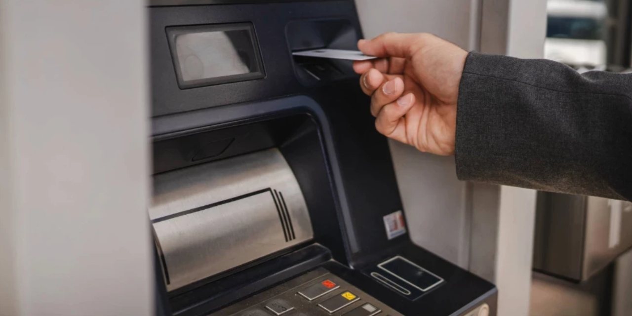 Bakanlıktan emekli olduğu gün gemileri yaktı! Bunlar ATM memuru diyerek ihbar etti