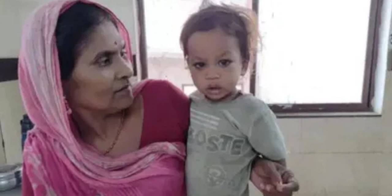 İki yaşındaki çocuk kobrayı ısırarak öldürdü!