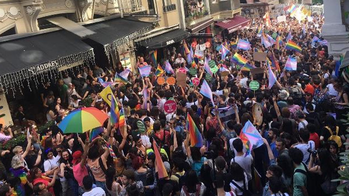 İstiklal Caddesi'nde düzenlenen İstanbul LGBTI+ Onur Yürüyüşü'ne polis müdahalesi