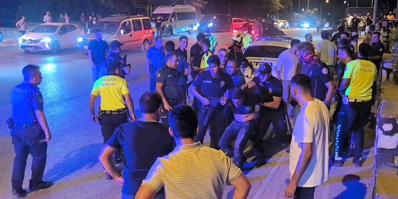 Polis gözünün yaşına bakmadı: Biber gazını sıkıp hepsini aldı