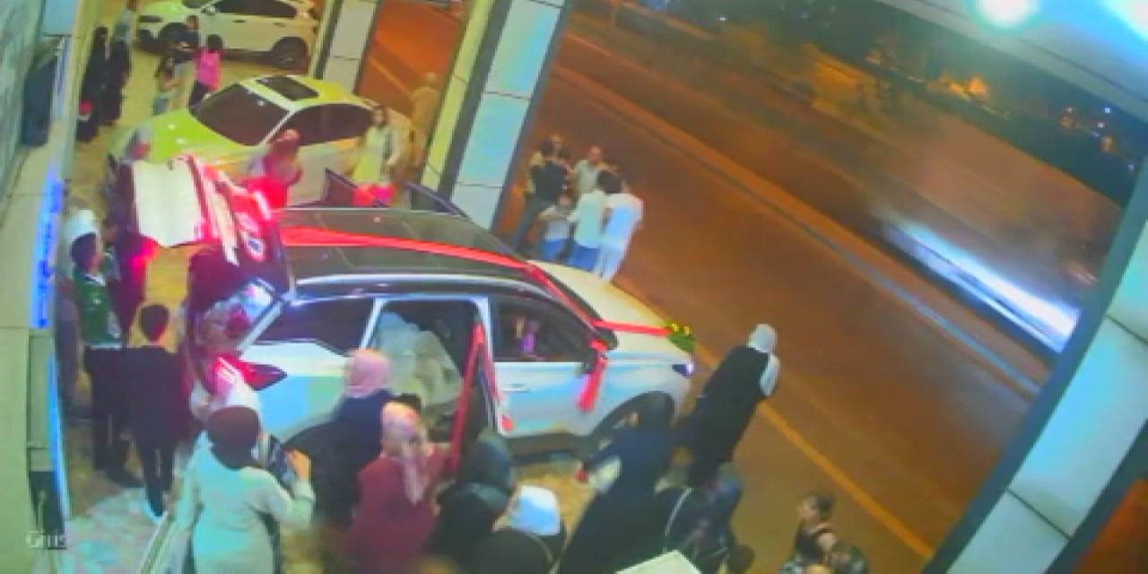 Aniden hareket eden gelin arabası duvara çarptı