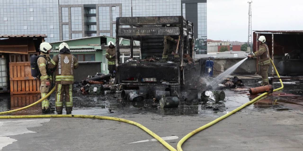 Kamyonette çıkan yangın elektrikli araca sıçradı!