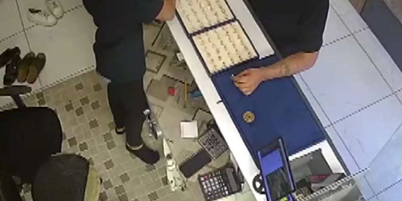 Sahte yüzükleri altın olanla değiştirdi: El çabukluğu ile hırsızlık kamerada