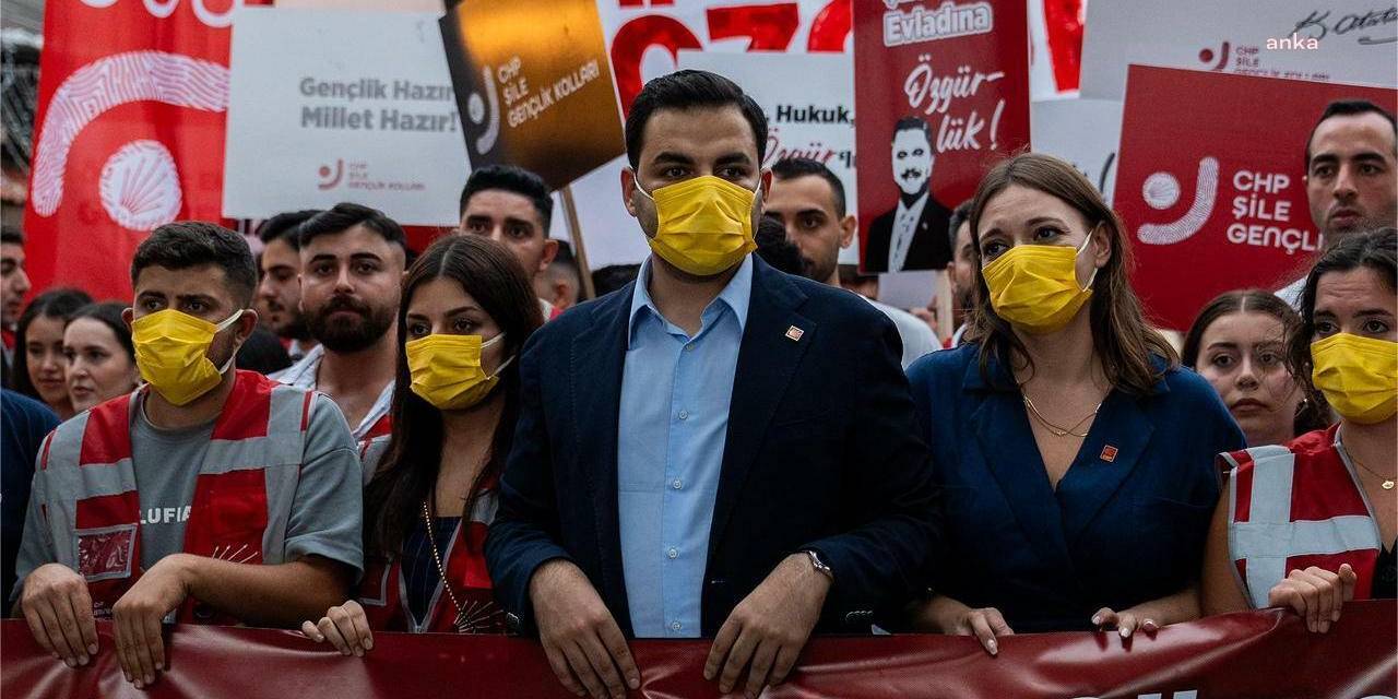 CHP'li gençler Murat Çalık'a destek için sarı maske taktı