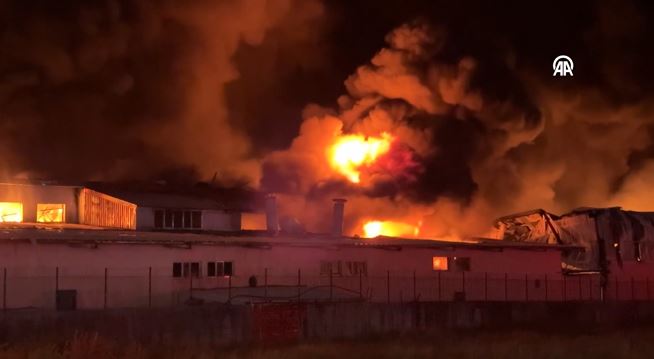 İstanbul'da bir sünger fabrikasında daha yangın çıktı