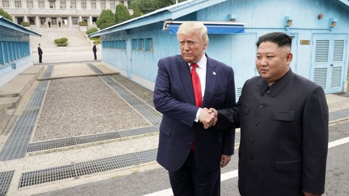 Donald Trump görevindeyken Kuzey Kore'ye adım atan ilk ABD başkanı oldu