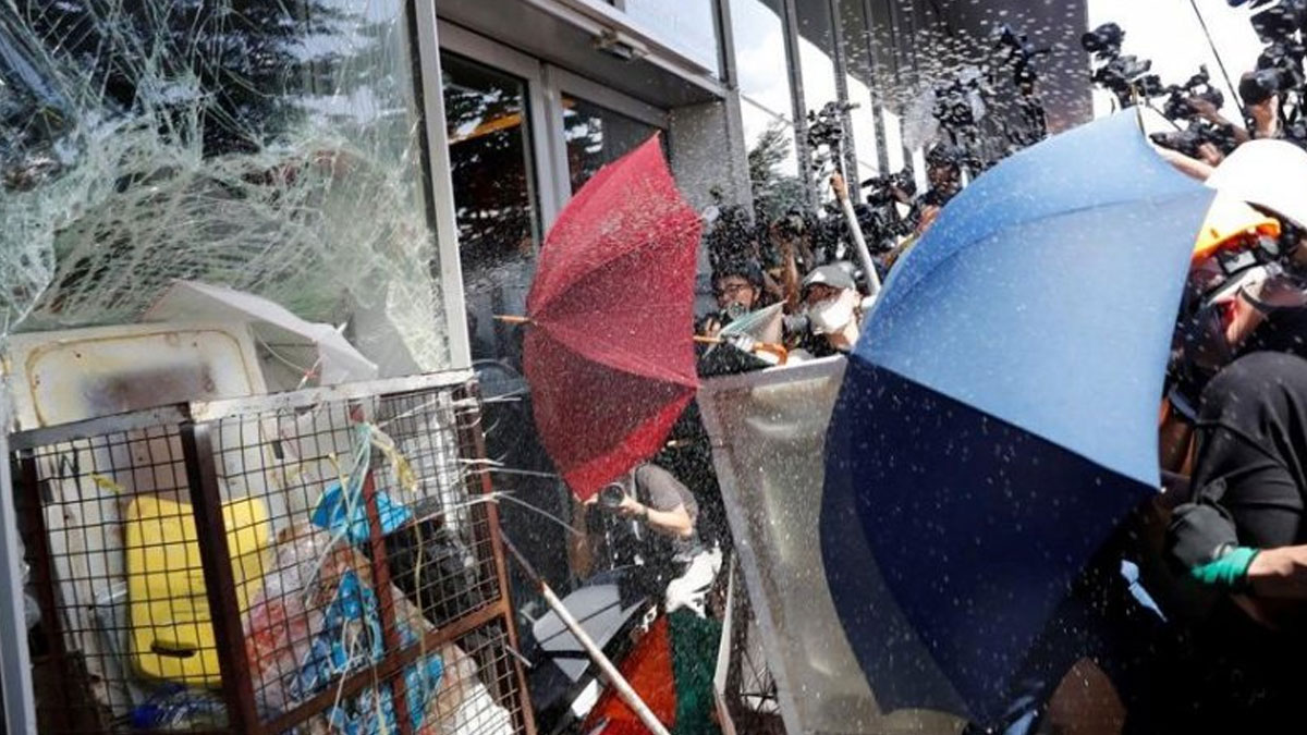 Hongkong'ta göstericiler ve polis çatıştı