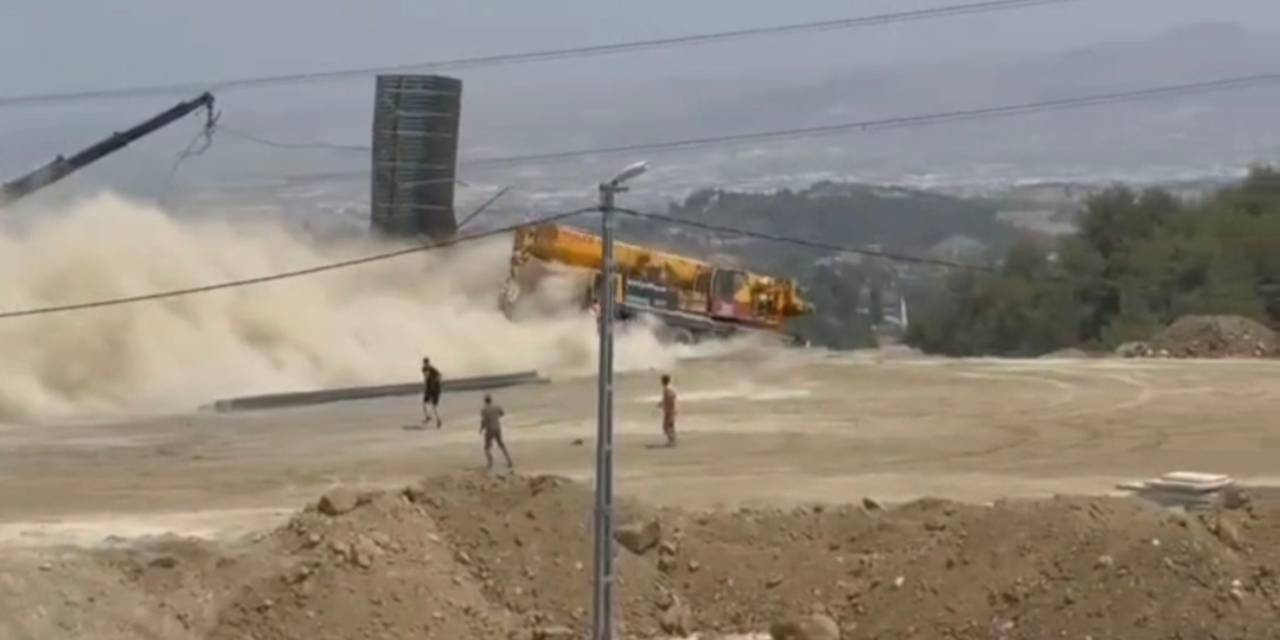 Şantiye sahasında freni patlayan vinç uçurumdan yuvarlandı