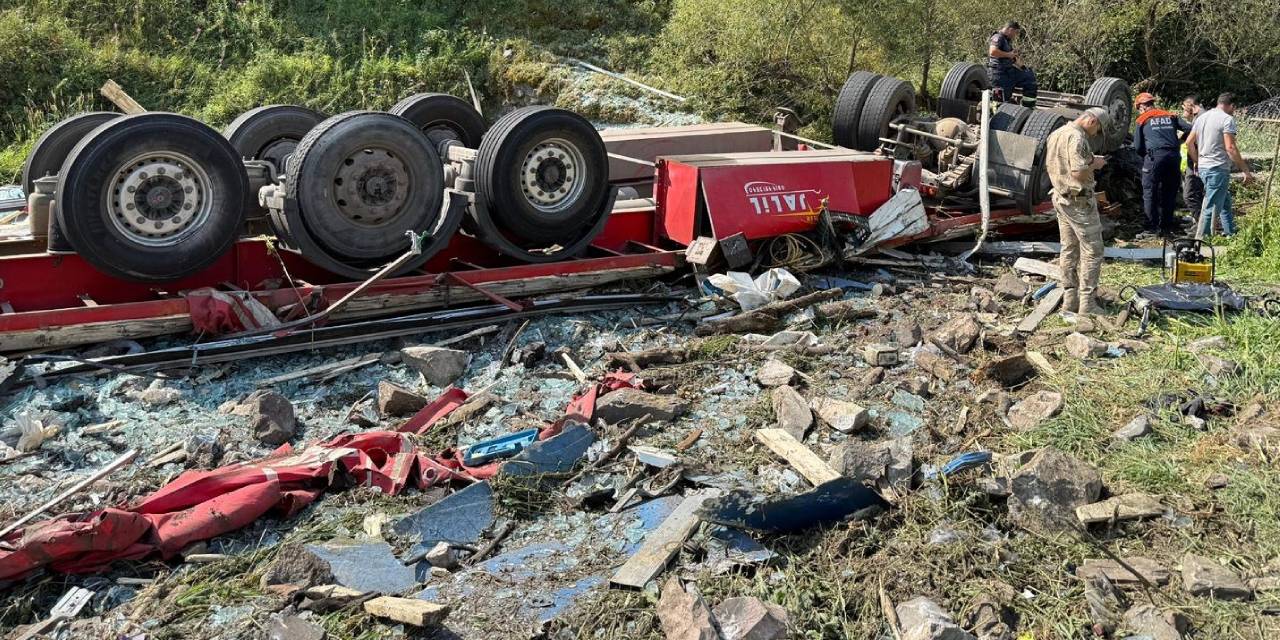 Erzurum’da feci kaza! TIR ters döndü: Şoför yaşamını yitirdi