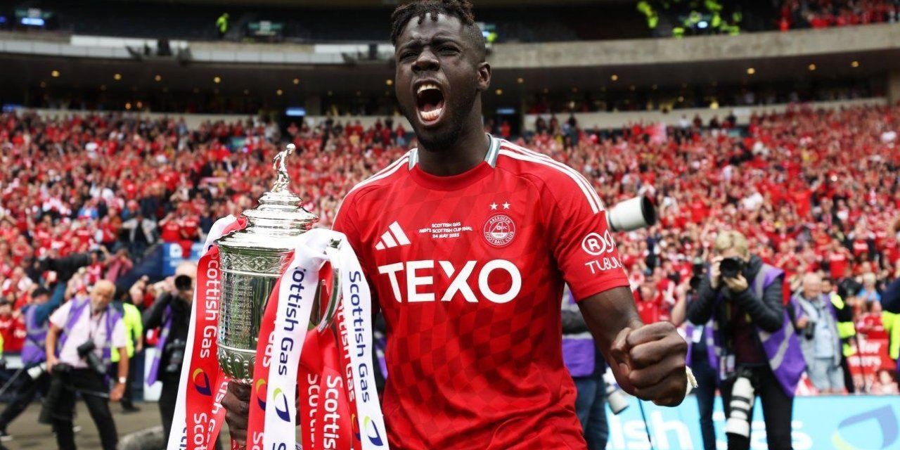 Gineli golcü İstanbul'da: İmzayı attı bile