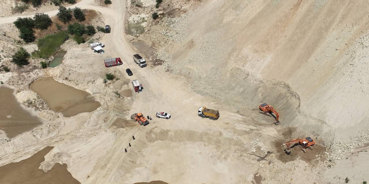 Silivri’de kum ocağı göçüğünde kalan işçinin cansız bedenine ulaşıldı