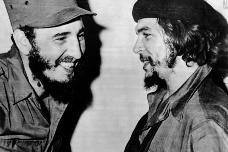 Fidel'in 91. yaş gününde dillerde aynı slogan: "Çok yaşa Fidel!"