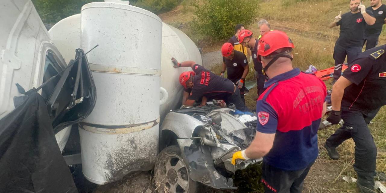 Korkunç kaza can aldı: Beton mikseri otomobilin üzerine devrildi