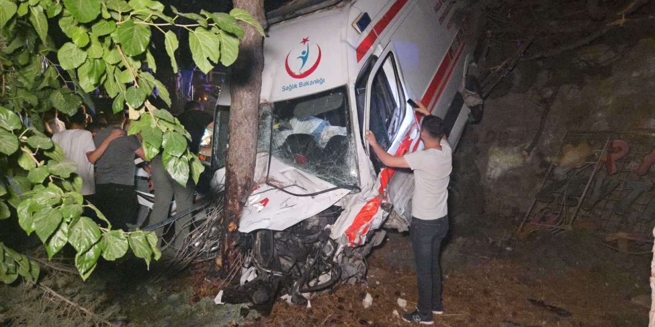 Hasta nakil aracıyla kamyon çarpıştı: 5 yaralı