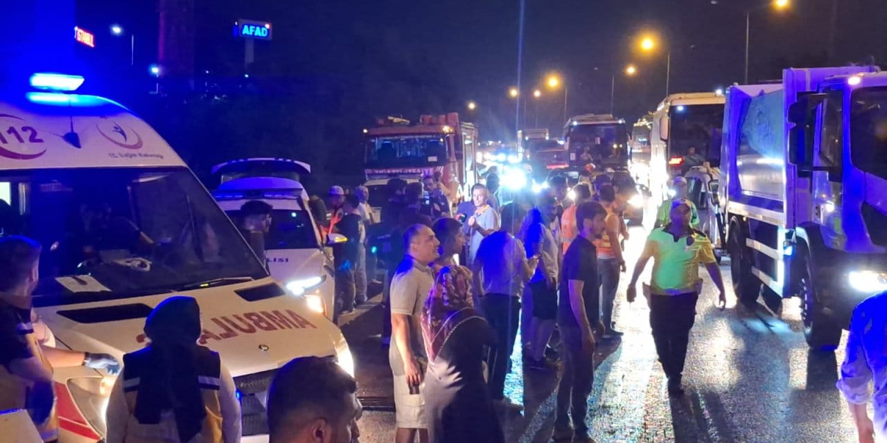 TEM otoyolunda zincirleme kaza: 16 araç hurdaya döndü