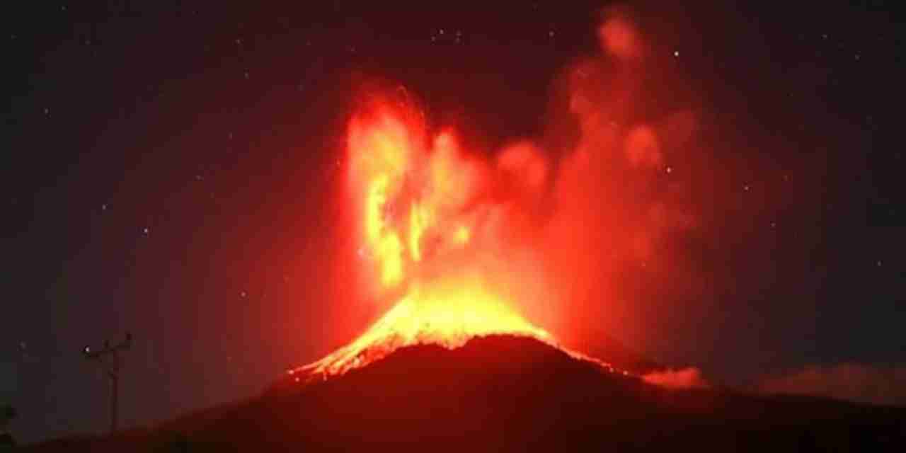 Yanardağ patladı: Külleri 18 kilometreye ulaştı!