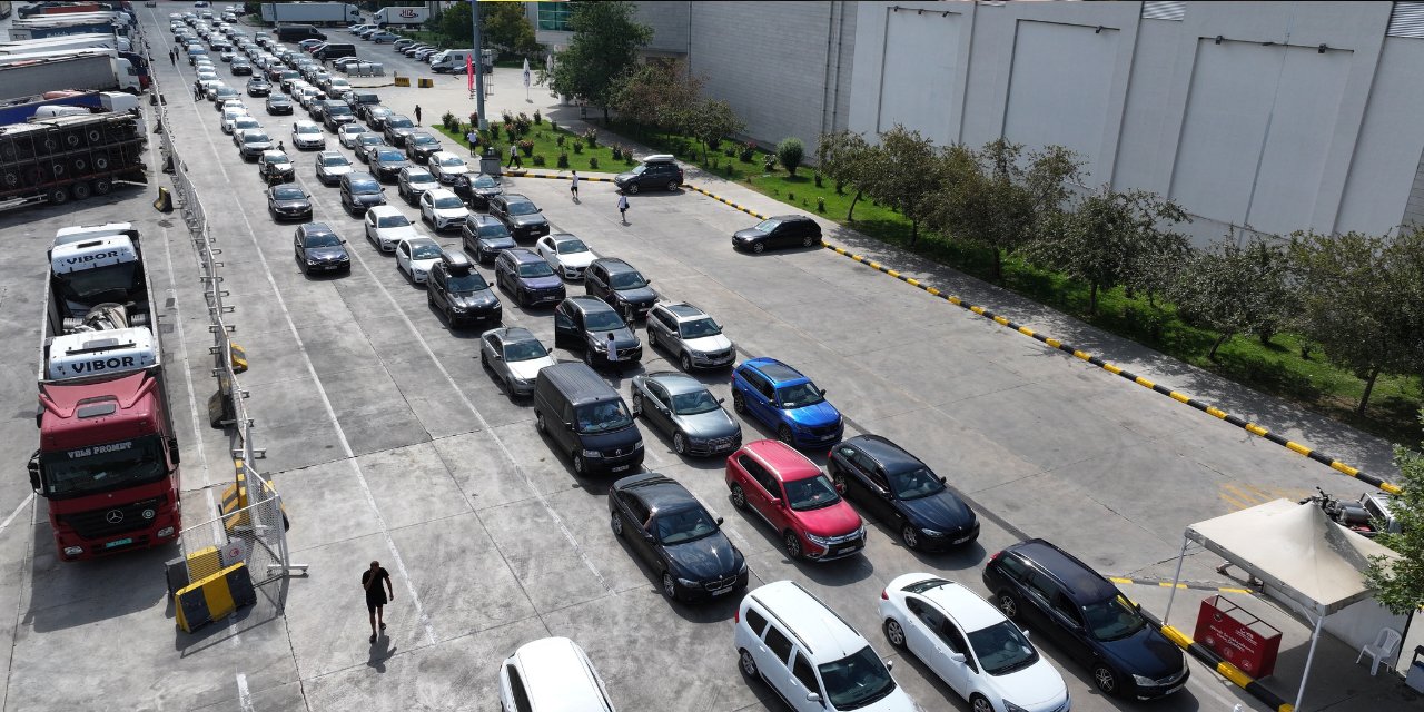 Akın akın geldiler dalga dalga gidiyorlar