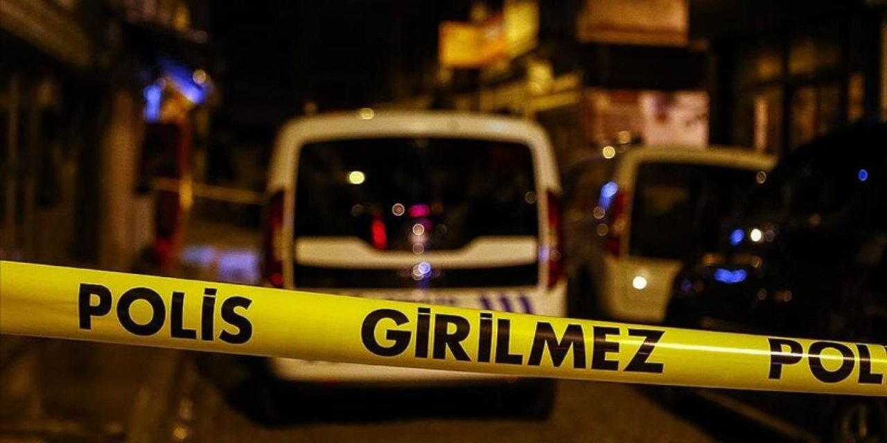 Annesini ve birlikte yaşadığı adamı öldürdü