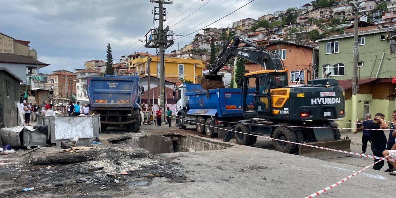 Yer yarıldı kamyon içine düştü
