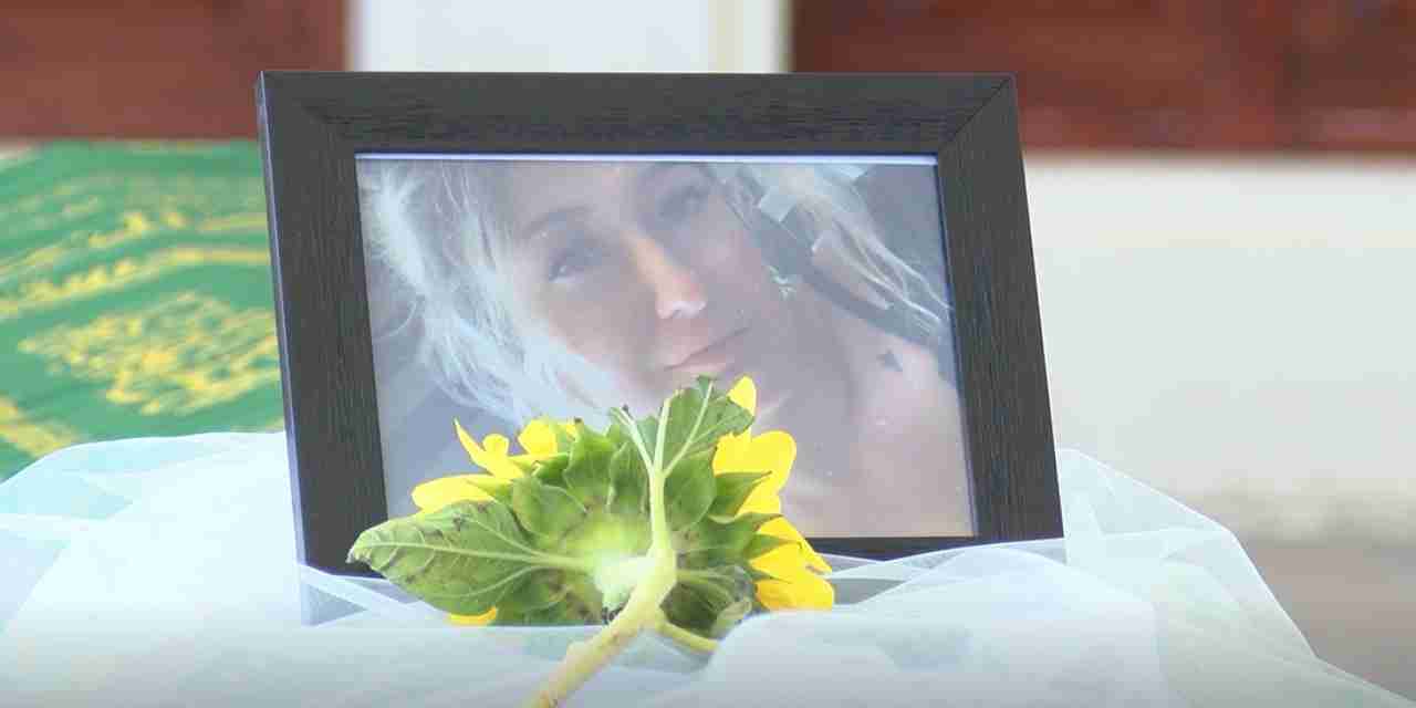 Evinde yastıkla boğulmuştu: Karsu son yolculuğuna uğurlandı