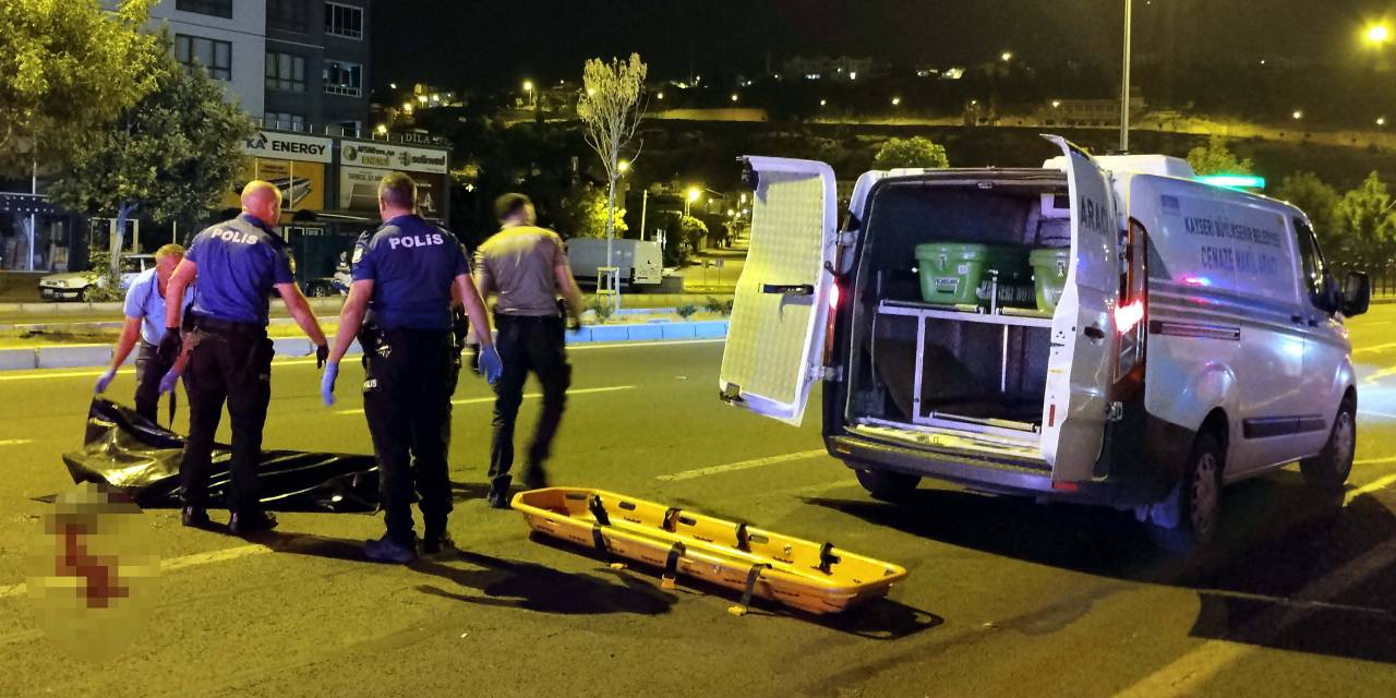 Kamyonetin çarptığı kadını otomobil ezdi!