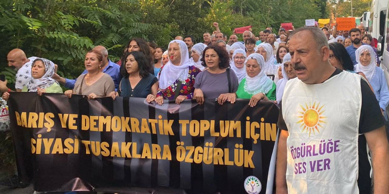 DEM Parti cezaevi önünde: Mahpuslara işkenceye son verin!