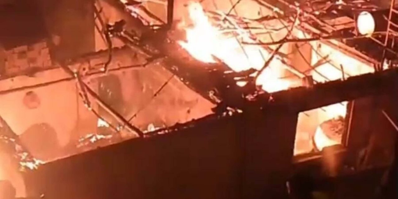 Yangın bitişikteki eve sıçradı: 2 ev kullanılamaz halde