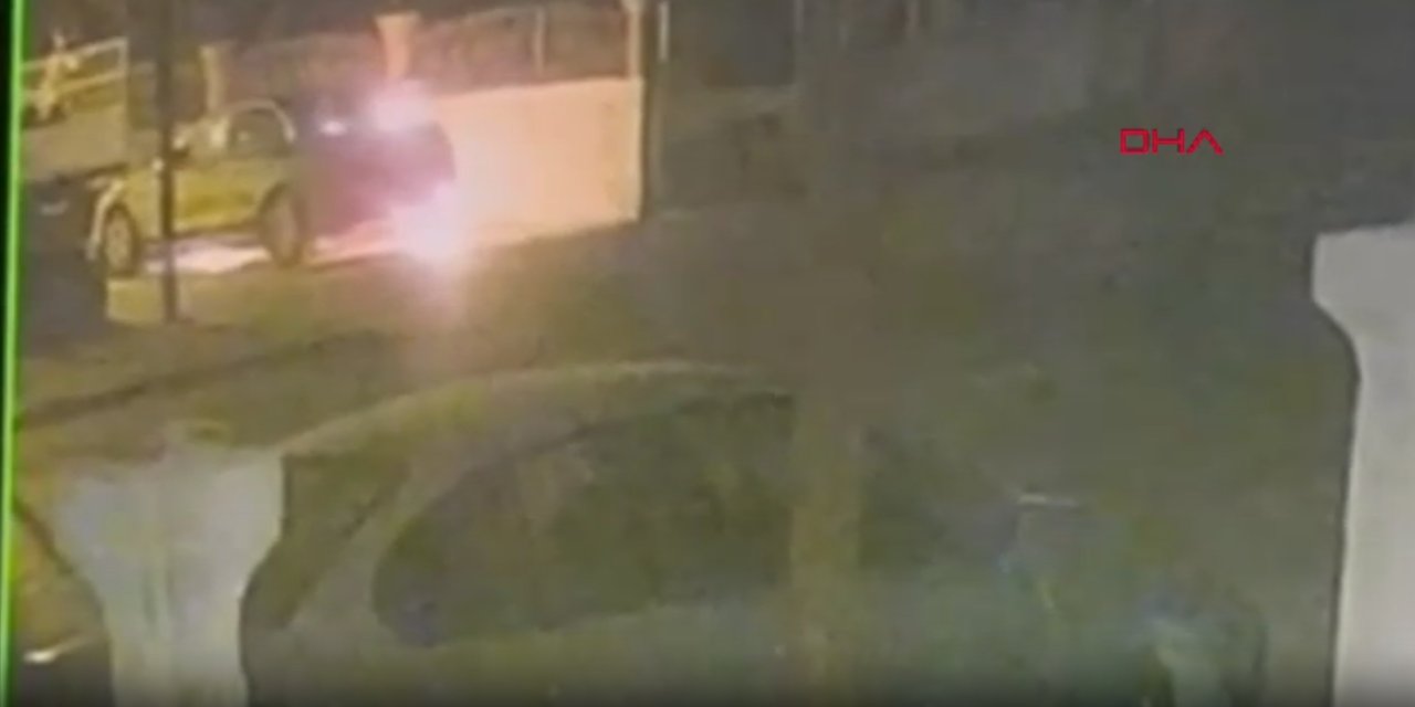 Otomobili ateşe verip kaçtı! Kundaklama anı güvenlik kamerasında