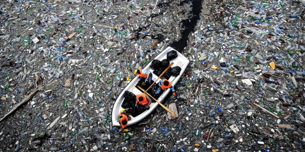 Okyanusun kalbinde ölüm sessizliği: 1,8 trilyon plastik, 100 bin ton atık!