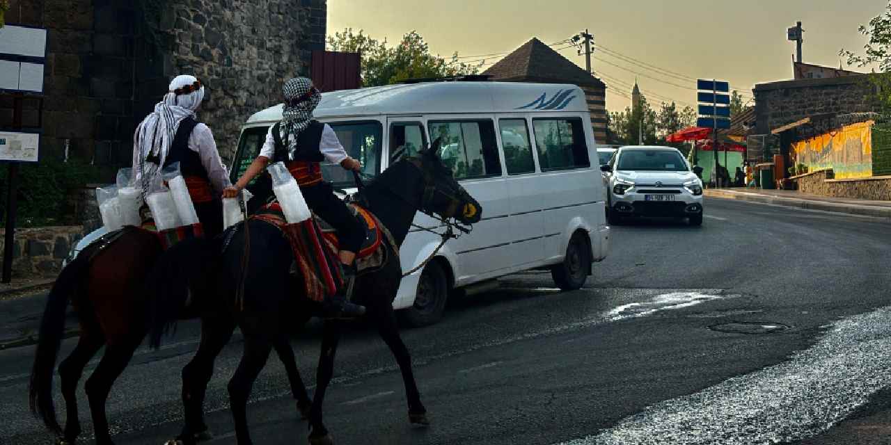 45 yıldır geçimini böyle sağlıyor: Oğluyla birlikte at üzerinde müşterilerine ulaştırıyor