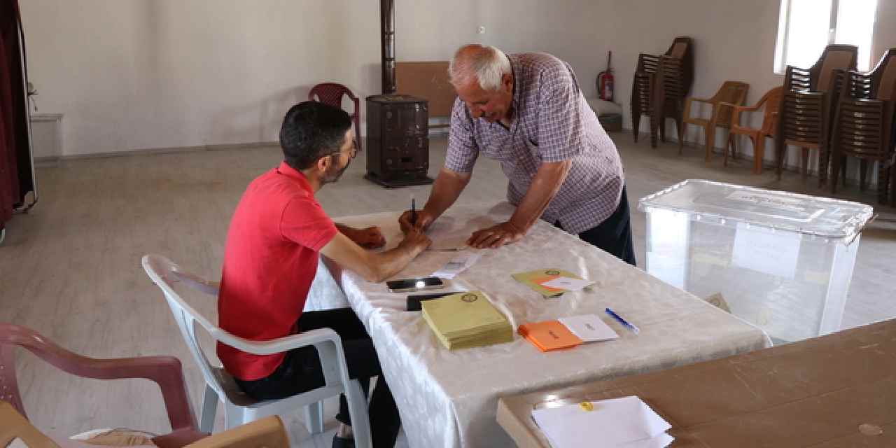 Köylerinin mahalle olması için oylamaya gittiler