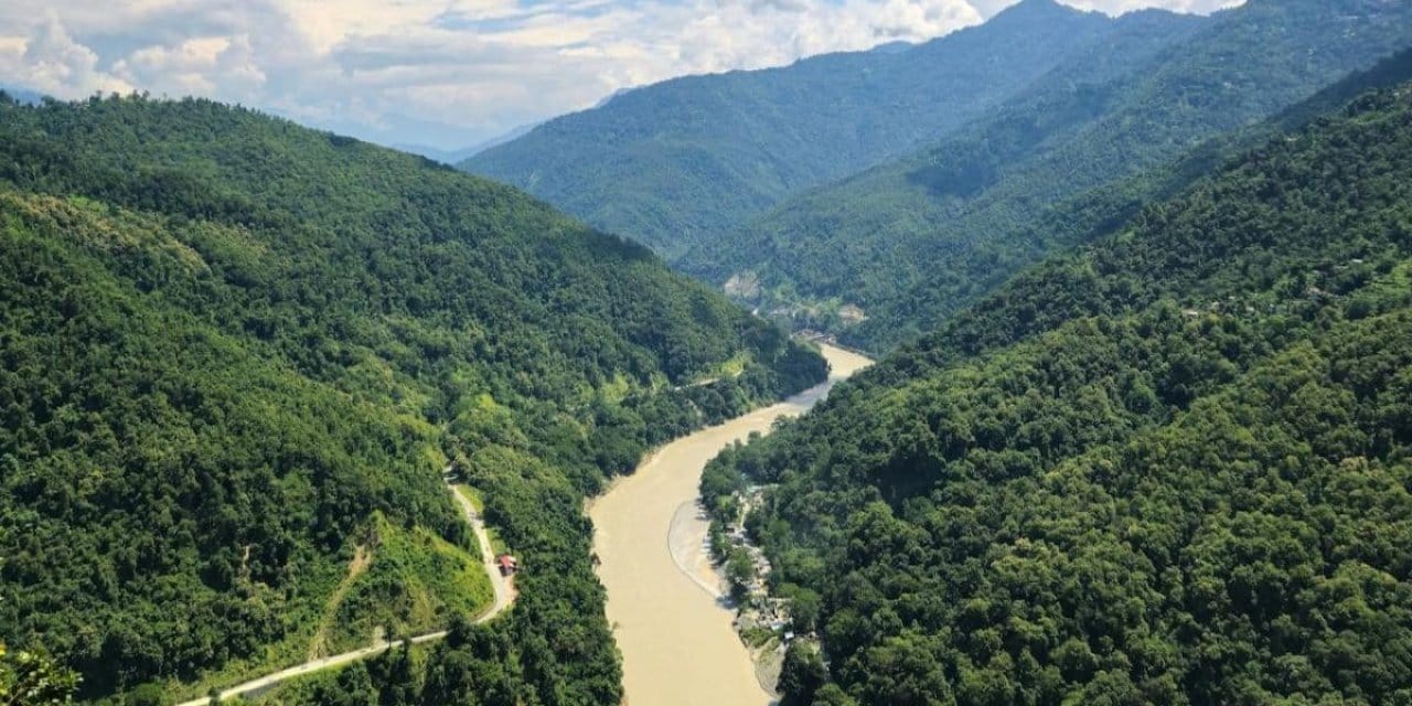 Hindistan'da su kanalına düşen araçta 11 kişi öldü