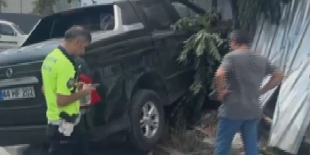 Pikap işçi konteynerine girdi: 1 yaralı