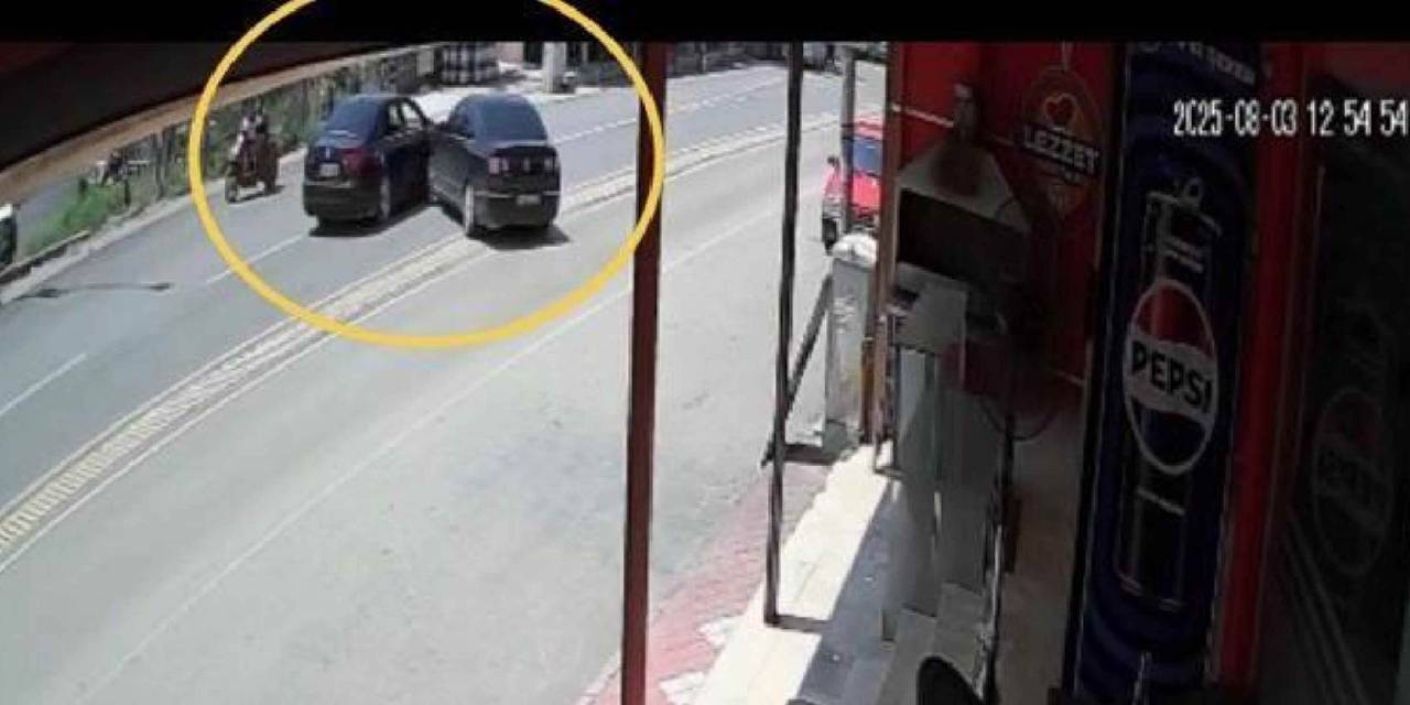 Manevra yaptığı sırada aynı yönde ilerleyen başka bir otomobille çarpıştı: O anlar kamerada
