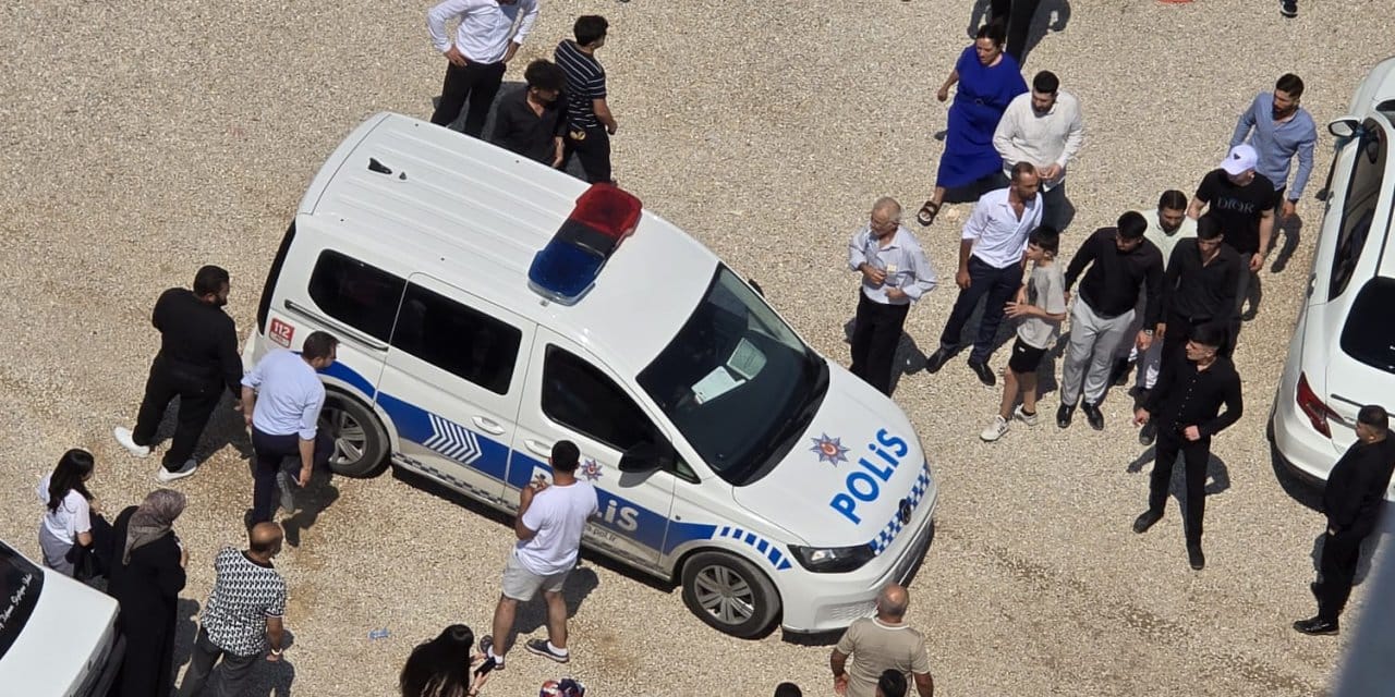 Düğünde kavga çıkarıp gelen polislere saldırdı