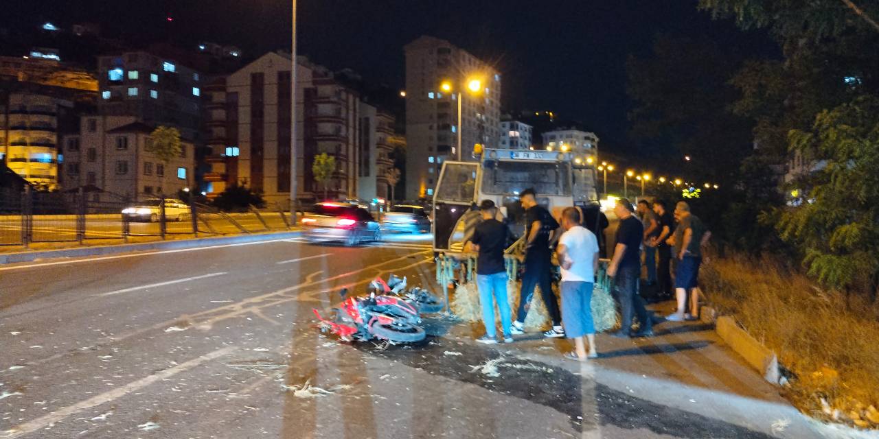 Traktöre arkadan çarpan motosikletili orada can verdi