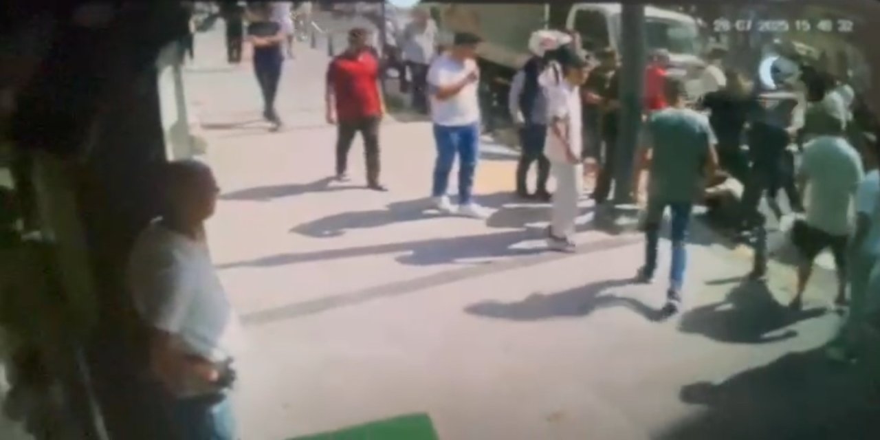 Tek şeritli yolda kamyonet krizi! Esnaf nakliyeciye saldırdı