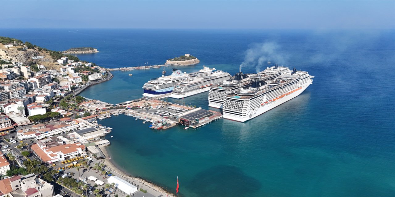 Amerikalı turistler Efes'e akın etti:  Kuşadası 5 kruvaziyer ve 10.916 turistle canlandı