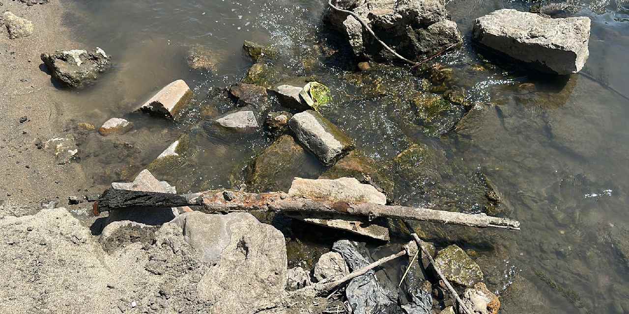 Sular çekilince tarihi tüfek gün yüzüne çıktı