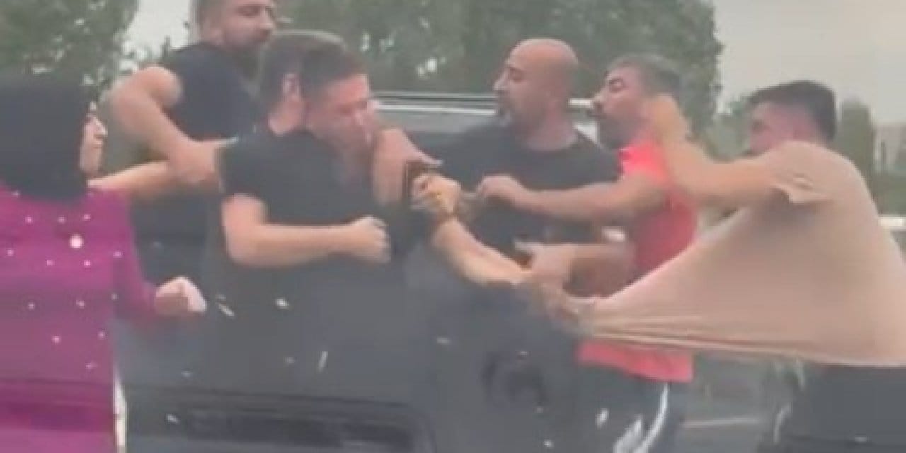 Yol verme kavgası kamerada! Sürücüler birbirinin boğazına sarıldı