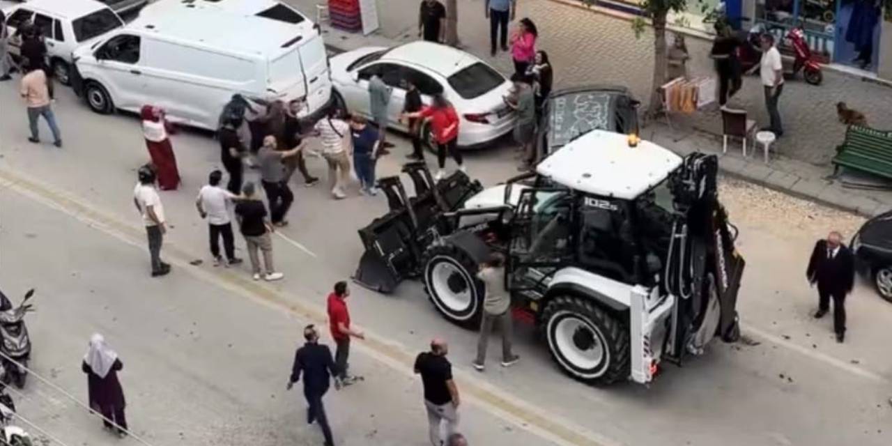 Kontrolden çıkan iş makinesi 5 otomobil ve 2 yayaya çarptı: O anlar kamerada!