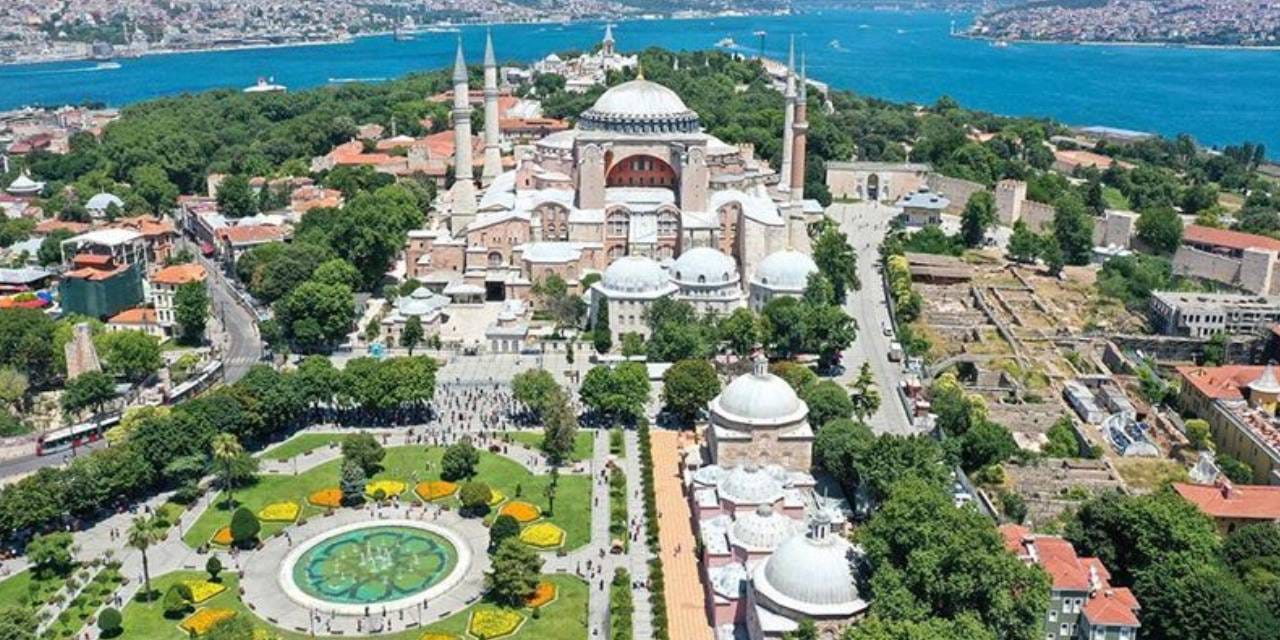 Ayasofya'yı yakma girişimi! Kim bu kırmızı şapkalı kundakçı?
