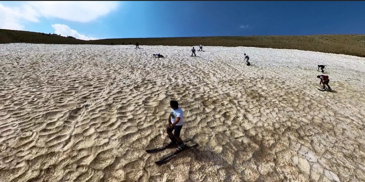 Güneşlenmekten sıkılanlar Erzincan'da ağustos sıcağında şortla kayak ve snowboard yaptılar